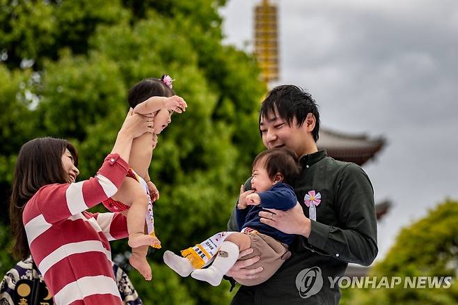 아이 안은 일본 부모 [AFP 연합뉴스 자료사진. 재판매 및 DB 금지]