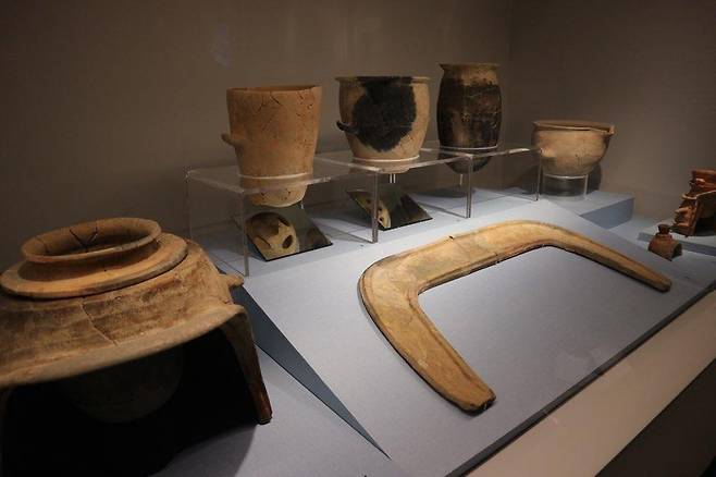 가야에서 건너간 문물은      (김해=연합뉴스) 김예나 기자 = 지난 26일 찾은 경남 김해시 국립김해박물관의 '바다를 건넌 가야인' 특별전 전시장에 이동식 부뚜막(가장 왼쪽) 부뚜막용 시루와 토기 등이 놓여 있다. 2023.4.27 
    yes@yna.co.kr