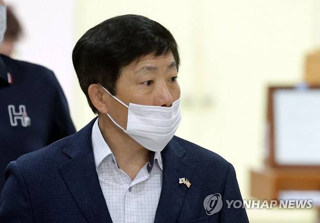 '대북전단 살포' 박상학 법정 출석 (서울=연합뉴스) 한종찬 기자 = 박상학 자유북한운동연합 대표가 24일 오전 서초구 서울중앙지법에서 열린 1심 속행공판에 출석하기 위해 법정으로 향하고 있다. 2022.5.24 saba@yna.co.kr