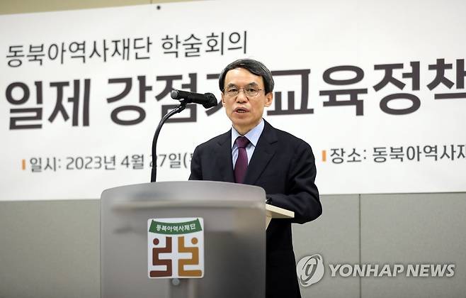 인사말하는 박찬승 편찬위원회 위원장 (서울=연합뉴스) 장지현 수습기자 = 박찬승 편찬위원장이 27일 오후 서울 서대문구 동북아역사재단에서 열린 일제강점기 교육정책의 연구방향 학술대회에서 인사말을 하고 있다. 2023.4.27 jjang23@yna.co.kr