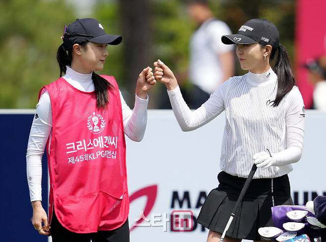 윤채영(오른쪽)이 27일 열린 KLPGA 투어 시즌 첫 메이저 대회 크리스F&C KLPGA 챔피언십 1라운드에서 캐디로 나선 동생 윤성아 씨와 각오를 다지고 있다.(사진=이데일리 골프in 조원범 기자)