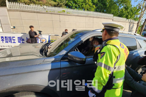 관악경찰서 경찰관과 수도방위사령부 군사경찰이 28일 오전 7시 서울 관악구 수도방위사령부 출입구 앞에서 군·경 합동 출근 시간대 숙취 운전 음주단속을 하고 있다.(사진=황병서 기자)