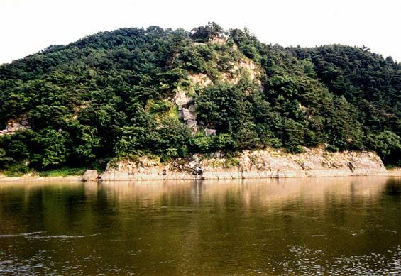 멀리서 바라본 낙화암 전경(사진=문화재청).