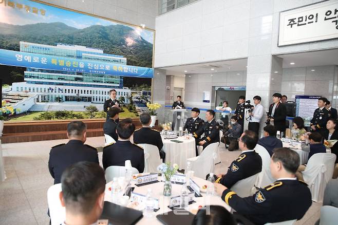 윤희근 경찰청장이 28일 경기북부경찰청 특진 임용식에서 특진 경찰관들을 격려하고 있다.(사진=경찰청)