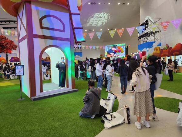 - 사진 찍는 관람객들