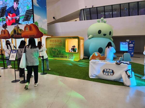 - 주민등록증 포토존... 메이플 인기 의자 중 하나다