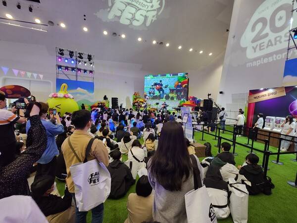 - 조매력의 공연을 보기 위해 많은 관람객이 몰렸다&nbsp;