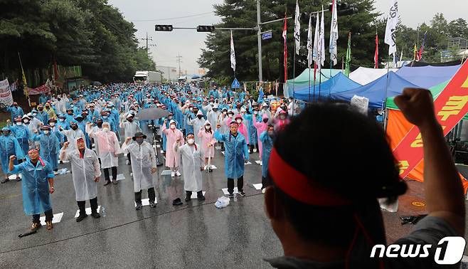 민주노총 공공운수노조 화물연대본부가 지난해 하이트진로 이천공장 앞 도로를 완전 점유하고 파업을 실시했다. 이에 하이트진로는 이천공장 소주 제품 출고를 중단했다. 2022.7.22/뉴스1 ⓒ News1 김영운 기자