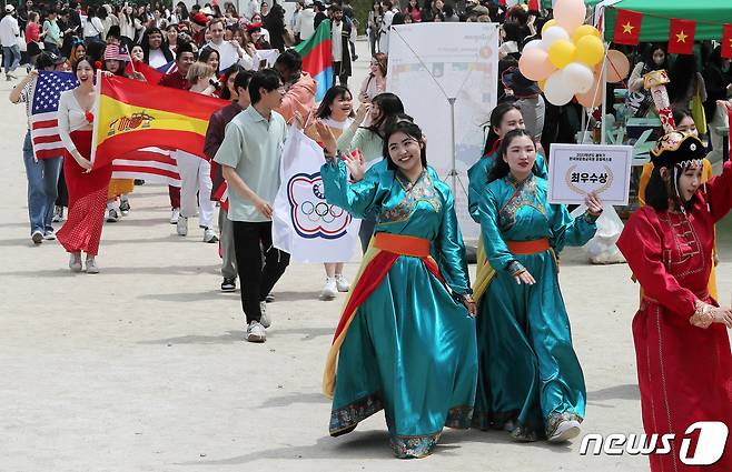 각국 전통복장을 입은 한국외대 한국어문화교육원 외국인 학생들이 28일 서울 동대문구 한국외대에서 열린 '세계를 만나는 문화 한마당, 2023 제17회 문화 엑스포'에서 퍼레이드를 하고 있다. 2023.4.28/뉴스1 ⓒ News1 박세연 기자