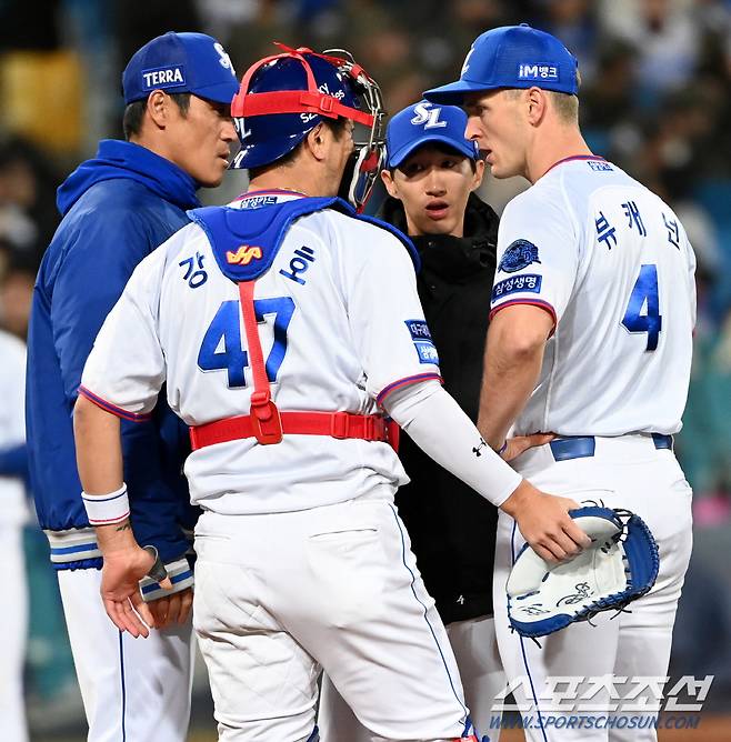 1-0으로 리드하던 6회초 2사 1,3루 양의지 타석,  정현욱 투수코치와 긴급회의를 하는 뷰캐넌 강민호 배터리