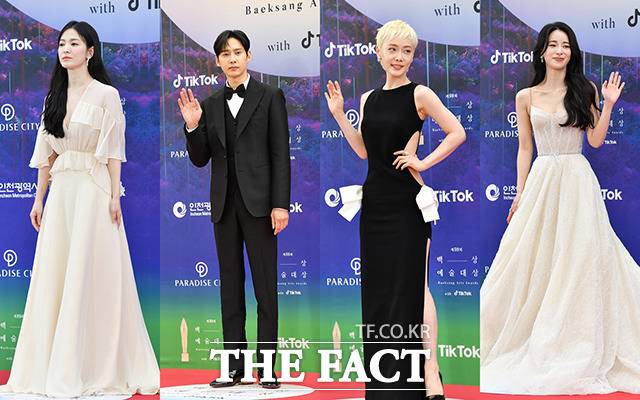 배우 송혜교와, 박성훈, 김히어라, 임지연(왼쪽부터)이 28일 오후 인천 중구 파라다이스시티에서 열린 제59회 백상예술대상에 참석해 레드카펫을 밟고 있다. 이중 송혜교와 임지연은 각각 TV 부문 최우수 여자 연기상과 여자 조연상을 수상했다. /박헌우 기자