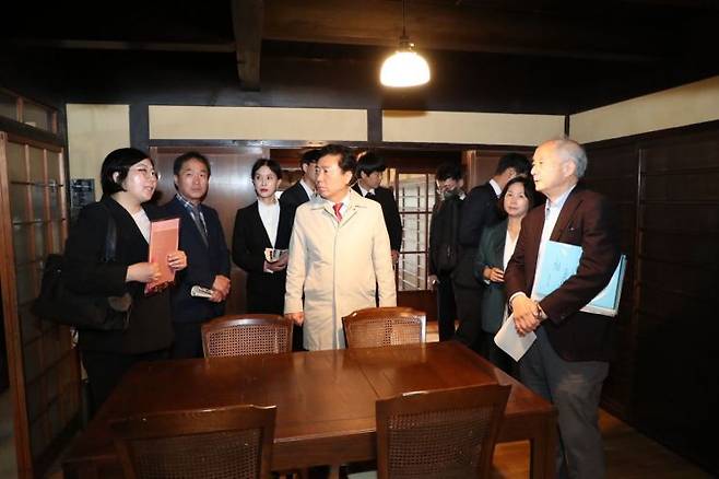 권기창 안동시장(사진 중앙)이 일본 교토시의 전통가옥 교마치아를 호텔로 리모델링한 사례를 듣고 있다.