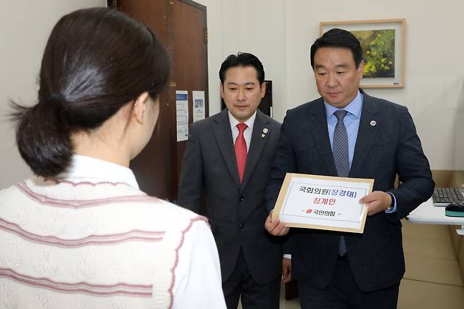 장동혁 국민의힘 원내대변인(왼쪽)과 정희용 원내대표 비서실장이 28일 오전 서울 국회 의안과에서 장경태 더불어민주당 의원 징계안을 제출하고 있다. /뉴스1