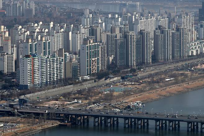 서울 영등포구 여의도 63아트에서 바라본 서울 일대 아파트 단지 모습. /뉴스1