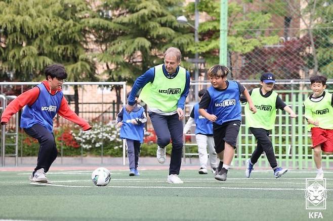 초등학생들과 축구 경기를 하고 있는 클린스만 감독. ⓒ 대한축구협회