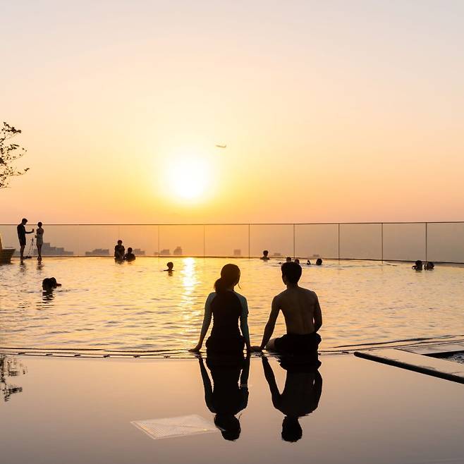 그랜드하얏트 제주 야외수영장에서 커플이 좋은 시간을 보내고있다. 각사 제공