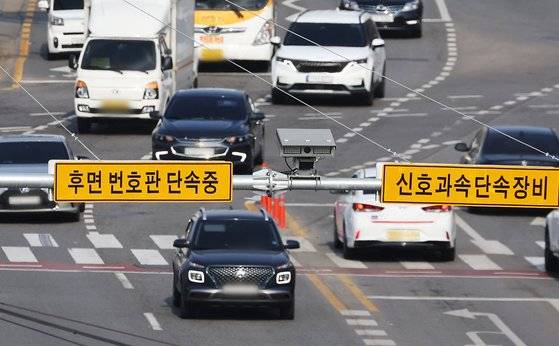 지난 3월 29일 오후 경기도 수원시의 한 도로에 설치된 후면 번호판 단속 카메라 모습. 연합뉴스