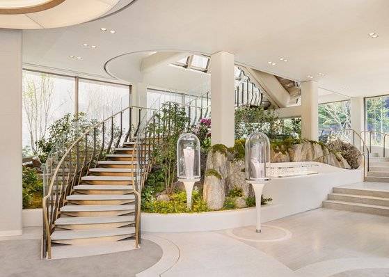 매장에 들어가자마자 볼 수 있는 1층이 정원 공간. [사진 반클리프 앤 아펠]