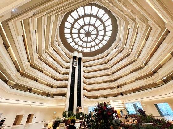 파르나스 호텔 제주의 1층 로비에 생긴 불가리 팝업 카페. 30m 층고의 아트리움(천장 중앙이 유리창으로 된 중앙 정원) 공간으로 호텔의 얼굴과 같은 곳이다. 사진 박영민 기자