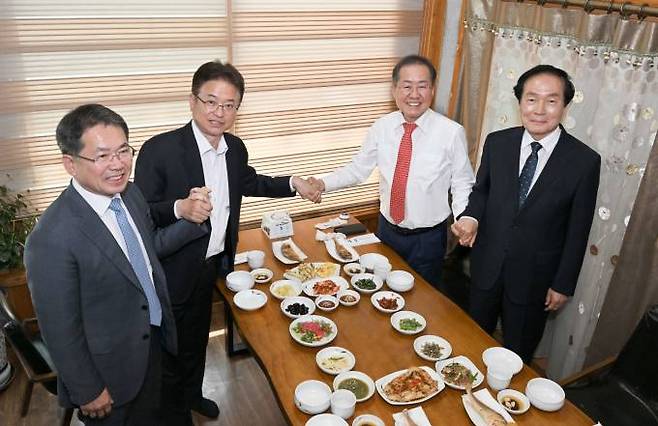 홍준표 대구시장과 이철우 경북도지사, 김진열 군위군수, 김주수 의성군수는 28일 간담회를 갖고 대구경북통합신공항의 성공적인 건설을 위해 상호 협력해 나가기로 했다. (대구시 제공) 223.04.28