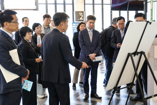 오균 사행산업통합감독위원회 위원장과 위원들은 지난 27일 한국마사회를 방문해 경마현장 건전화 사업에 대한 현황을 듣고 있는 모습. 한국마사회 제공 