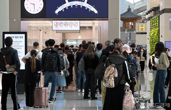 황금연휴를 앞둔 28일 오전 인천국제공항 제1여객터미널 출국장이 여행객들로 붐비고 있다. 인천공항=이상섭 기자