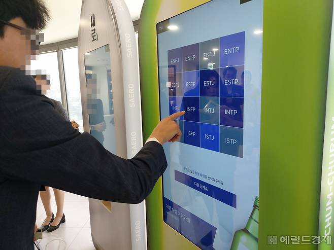 롯데칠성음료 10층 공간에서 한 취재진이 MBTI 소주라벨 만들기를 체험하고 있다. 김희량 기자