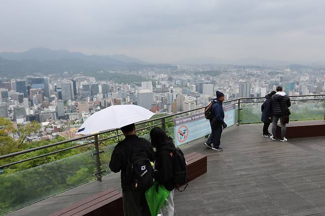 전국이 흐리고 비가 내린 25일 오전 남산에서 바라본 하늘. [연합]