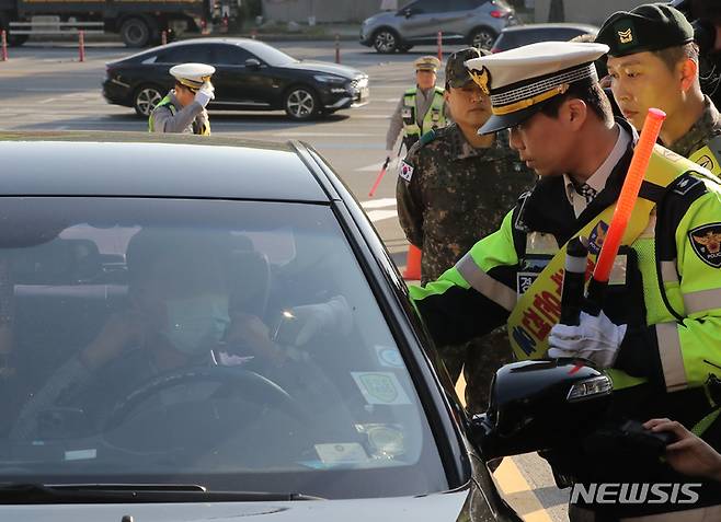 [서울=뉴시스] 김금보 기자 = 관악경찰서 경찰관과 수도방위사령부 군사경찰이 28일 오전 서울 관악구 수도방위사령부 출입구 앞에서 군·경 합동 출근 시간대 숙취 운전 음주단속을 하고 있다. 2023.04.28. kgb@newsis.com