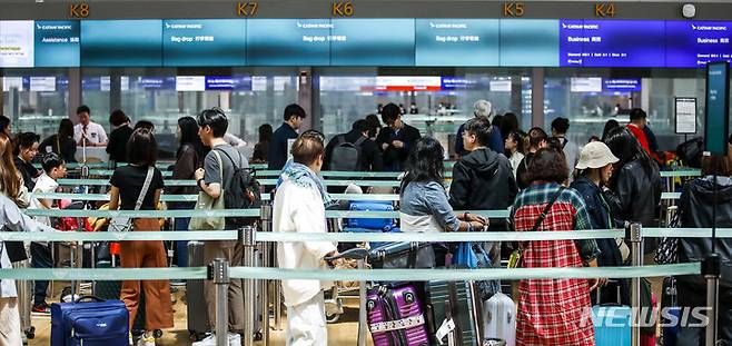 [인천공항=뉴시스] 정병혁 기자 = 28일 오후 인천국제공항 1터미널 출국장이 여행객들로 붐비고 있다. 인천공항공사는 4월말 5월초 황금연휴를 이용해 인천국제공항을 통해 해외로 떠나는 국제선 승객이 131만6000명을 넘을 것으로 예상된다고 밝혔다. 이 기간 하루 평균 이용객은 14만6300명으로 코로나19 이후 최근 일일 이용객보다 14% 증가한 것이다. 2023.04.28. jhope@newsis.com