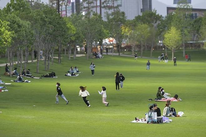 2023순천만국제정원박람회를 위해 특별히 조성한 오천그린광장에서 아이들이 뛰어놀고 있다.  *재판매 및 DB 금지