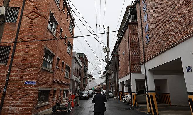 경기 구리시에서 전세사기 피해가 접수된 것으로 알려진 25일 경기 구리시 교문동 빌라촌 사이로 한 시민이 걸어가고 있다. 구리=남정탁 기자