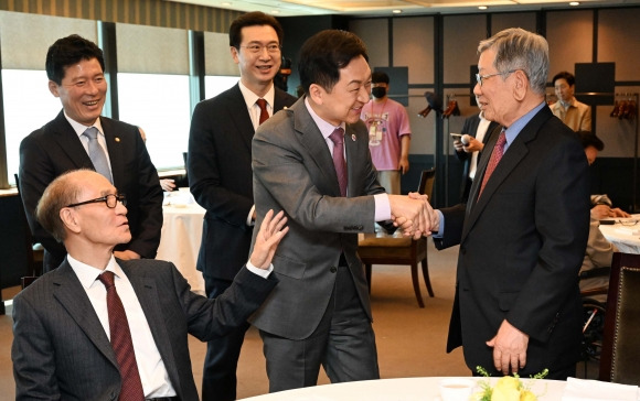 김기현 국민의힘 대표와 유흥수 국민의힘 상임고문이 28일 서울 여의도의 한 식당에서 열린 국민의힘 상임고문단 회의에서 인사하고 있다. 뉴시스