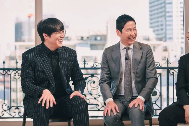 / 사진=넷플릭스 예능 '성+인물'의 MC 성시경(좌), 신동엽