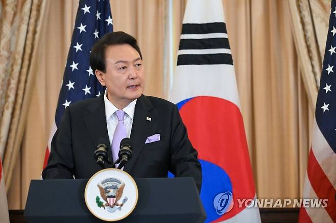 국무부 국빈오찬 답사하는 윤 대통령 (워싱턴=연합뉴스) 진성철 기자 = 미국을 국빈 방문 중인 윤석열 대통령이 27일(현지시간) 워싱턴DC 국무부 본관 건물에 위치한 '벤자민 프랭클린 국빈연회장'에서 열린 국빈 오찬에서 답사하고 있다. 2023.4.28 [공동취재] zjin@yna.co.kr