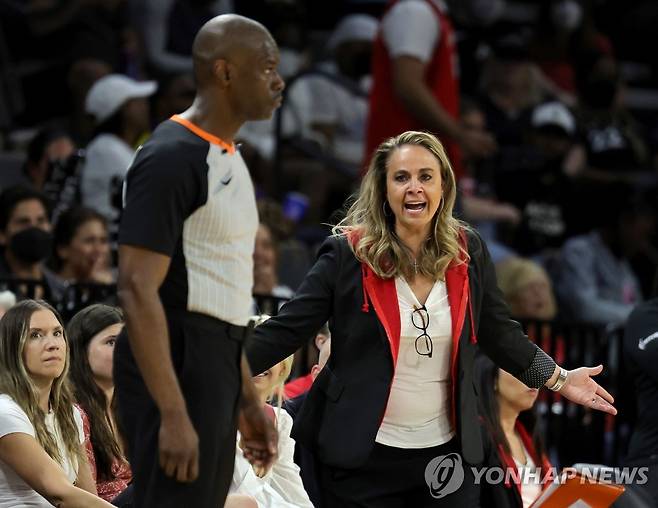 베키 해먼 WNBA 라스베이거스 감독(오른쪽) [AFP=연합뉴스]