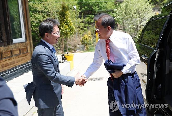 악수하는 홍준표 대구시장과 김진열 군위군수 (대구=연합뉴스) 박세진 기자 = 28일 정오께 경북 군위군 군위읍 한 음식점 앞에서 홍준표 대구시장이 김진열 군위군수와 악수하고 있다. 두 단체장은 이철우 경북도지사, 김주수 의성군수와 함께 대구경북신공항 성공 건설을 위해 간담회를 열었다. 2023.4.28 psjpsj@yna.co.kr