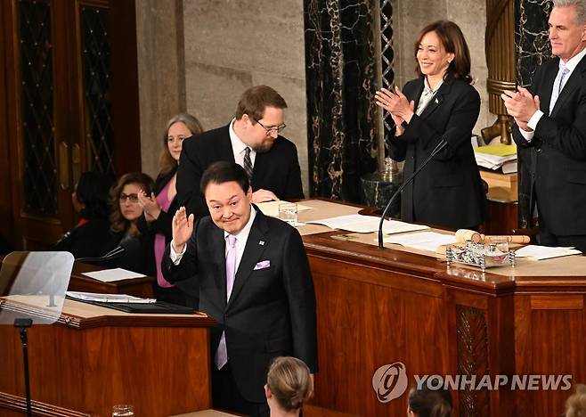 의회 연설 마치고 인사하는 윤 대통령 (워싱턴=연합뉴스) 임헌정 기자 = 미국을 국빈 방문 중인 윤석열 대통령이 27일(현지시간) 워싱턴DC 국회의사당에서 열린 미 상·하원 합동회의에서 연설을 마친 뒤 인사하고 있다. 2023.4.28 kane@yna.co.kr