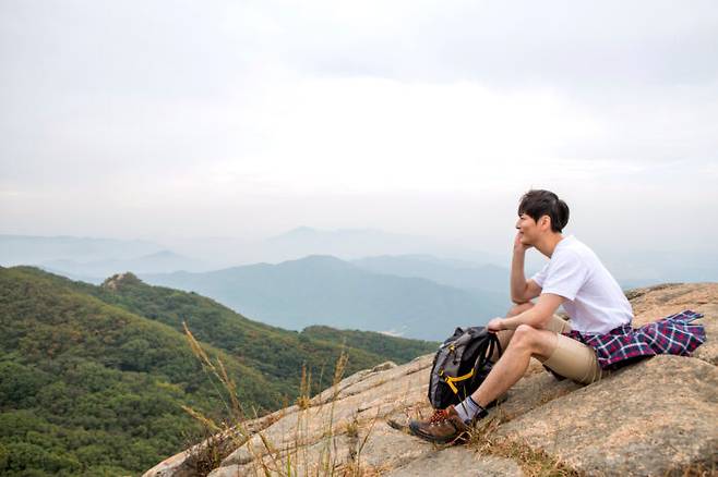 등산 중에 이상 증상이 나타나면 즉시 시원한 장소를 찾아 휴식을 취하고 수분을 섭취해야 한다. [사진=클립아트코리아]