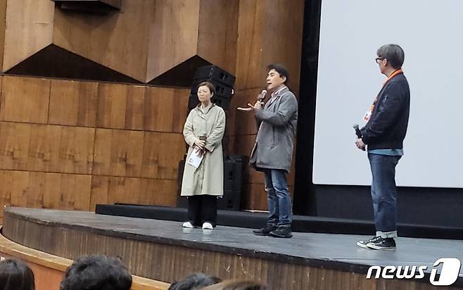 전주국제영화제 문성경 프로그래머와 영화를 제작한 이창재 감독이 무대위로 올라와 관객들에게 인사했다.2023.4.29/뉴스1