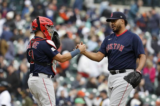 보스턴의 켄리 젠슨이 세이브를 따낸 뒤 포수와 악수를 나누고 있다.  USA TODAY Sports 연합뉴스