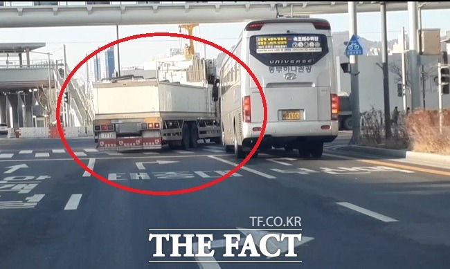 부산항에서 '초간단 방사능 검사'를 통과한 일본 활어차가 직진 차로에서 급하게 우회전을 하다 시외버스와 가까스로 충돌을 피했다./이민 기자