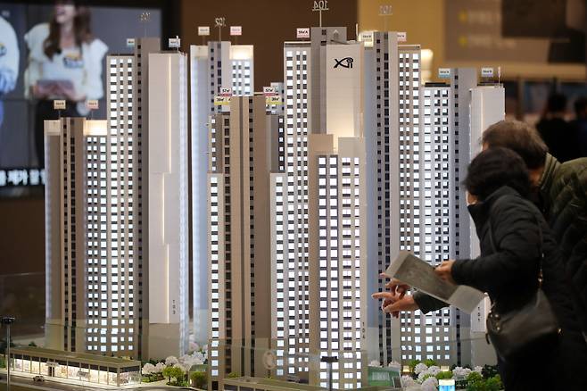 지난 3월 6일 오후 서울 영등포구 양평동에 마련된 GS건설 영등포자이 디그니티 모델하우스를 찾은 시민들이 모형 주택을 살펴보고 있다.2023.3.6/뉴스1