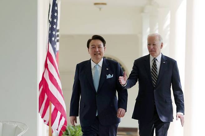 윤석열 대통령(왼쪽)과 조 바이든 미국 대통령이 26일(현지시간) 워싱턴DC 백악관에서 소인수 정상회담을 위해 이동하고 있다. (공동취재) ⓒ뉴시스