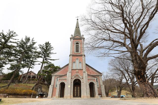 신림면 한적한 시골에 자리 잡은 원주 용소막성당. ⓒ박준규