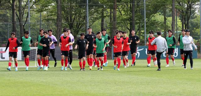 김은중 감독이 이끄는 U-20(20세 이하) 대표팀 선수들이 지난달 24일 오후 경기 파주 국가대표트레이닝센터(NFC)에서 소집 훈련에 임하고 있다. U-20 대표팀은 5월 22일 아르헨티나에서 열리는 2023 FIFA U-20 월드컵에서 F조에 속한 프랑스, 온두라스, 감비아 등과 조별리그를 펼친다. 파주=뉴스1