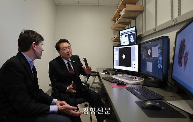 윤석열 대통령이 28일(현지시간) 보스톤 MIT에서 초저온 전자현미경 설비 개요에 대해 설명을 듣고 있다. 보스턴|김창길기자