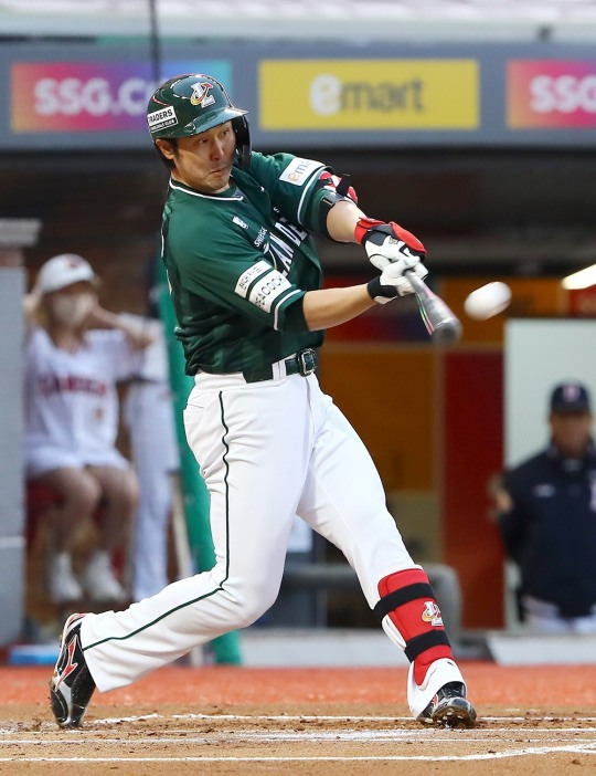 2게임연속홈런으로 KBO 통산 4번째 3700루타를 기록한 최정[SSG랜더스 제공}