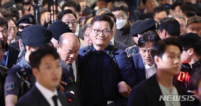 [인천공항=뉴시스] 공항사진기자단 = '전당대회 돈봉투' 의혹 송영길 전 더불어민주당 대표가 24일 인천국제공항으로 귀국하고 있다. 2023.04.24. photo@newsis.com