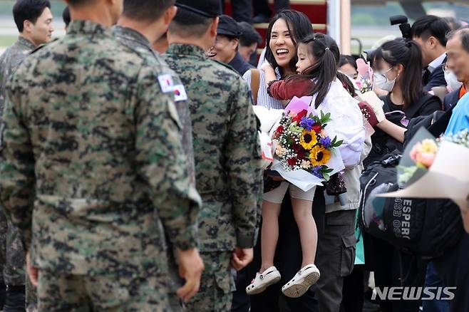 [성남=뉴시스] 사진공동취재단 = 수단의 군벌간 무력 충돌 사태로 고립된 우리 교민이 군 수송기를 이용해 25일 경기도 성남시 서울공항으로 귀국하고 있다. 2023.04.25. photo@newsis.com